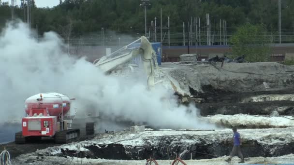 OSTRAVA, REPUBLICA CZECH, AUGUST 28, 2018: Lichidarea remedierii deșeurilor de deșeuri de petrol și substanțe toxice, varul ars se aplică poluării uleiului prin intermediul unui excavator de tăiere fină — Videoclip de stoc