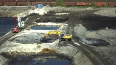 Atık yağ ve toksik maddeler, yanmış kireç petrol kirliliği için iyi kesici tarak aracılığıyla uygulanır atık depolama iyileştirme Ostrava, Çek Cumhuriyeti, 28 Ağustos 2018: tasfiye