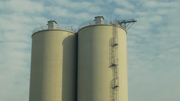 OLOMOUC, REPÚBLICA CHECA, 24 DE OCTUBRE DE 2018: Torres de almacenamiento de fábrica para colza oleaginosa. Para la producción de aceites de semillas vegetales, biocombustibles y biodiésel. Agricultura comercial, Europa — Vídeo de stock