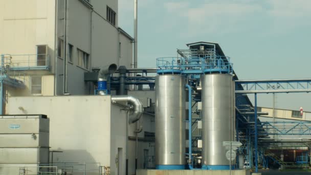 Olomouc, Republika Czeska, 24 października 2018: Przechowywania fabryki wież dla rzepaku oleistego. Do produkcji olejów roślinnych nasion, biopaliw i biodiesel. Handlowych rolnictwa, Europa — Wideo stockowe
