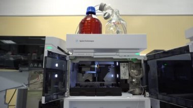 Olomouc, Çek Cumhuriyeti, 3 Ekim 2018: bilimsel cihazlar semipreparative kromatografi kütle spektrofotometre, robot otomatik araştırma teknolojisi, örnek laboratuvar için