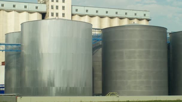 Olomouc, Tsjechië, 24 oktober 2018: Torens fabriek opslag voor koolzaad. Voor de productie van biobrandstoffen, groentezaad oliën en biodiesel. Commerciële landbouw, Europa — Stockvideo