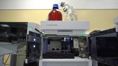 Olomouc, Çek Cumhuriyeti, 3 Ekim 2018: bilimsel cihazlar semipreparative kromatografi kütle spektrofotometre, robot otomatik araştırma teknolojisi, örnek laboratuvar için