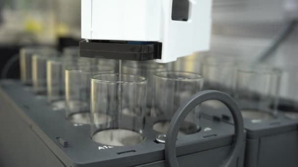 Instrumento científico para cromatografia semipreparatória com espectrofotômetro de massa, tecnologia de pesquisa automática de robôs, tubos de laboratório de amostras, tecnologia de pesquisa moderna — Vídeo de Stock