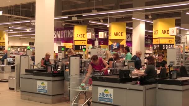 쇼핑 카트 음식, 쇼핑 센터, 돈, 지불에서에서 오가닉 코 튼 가방 사려고가 젊은 여자와 매표소의 프라하, 체코 공화국, 2018 년 8 월 29 일: 유럽 사람 — 비디오