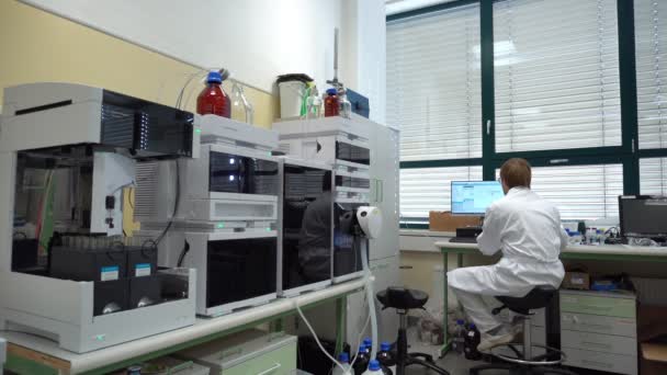 Όλομουτς, Τσεχική Δημοκρατία, 3 Οκτωβρίου 2018: επιστήμονα άνθρωπο και επιστημονικό όργανο semipreparative χρωματογραφίας με Φασματοφωτόμετρο μάζας, ρομπότ αυτόματης έρευνας τεχνολογίας, εργαστήριο δείγμα — Αρχείο Βίντεο