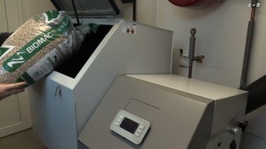 Olomouc, Çek Cumhuriyeti, 30 Ekim 2018: Bir adam kalk granül Ladin talaş ile konteyner içine teslim biyo ahşap palet için endüstriyel modern kazan, biyoyakıt organik biyokütle, Europe