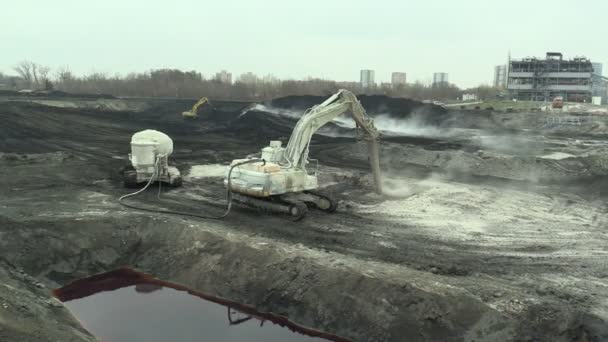 Ostrava, Tschechische Republik, 28. November 2018: Liquidierung der Sanierung der Deponien Abfall von Öl und giftigen Substanzen, verbrannter Kalk wird mittels Feinfräsbagger auf die Ölverschmutzung aufgetragen — Stockvideo