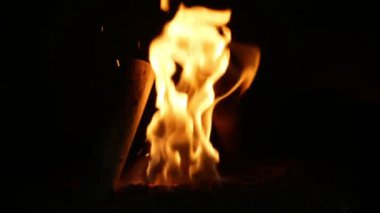 Yangın yanık granül teslim içine Ladin talaş ile biyo ahşap palet sanayi modern kazan için kalk, sinek out ve alevler ateş ayrıntı, sıkıştırılmış Biyokütle yakıt yapılan biyoyakıt kıvılcımlar