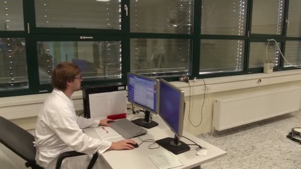 Olomouc, Tschechische Republik, 28. September 2018: Kernspinresonanznmr-Spektrometer, Jungwissenschaftler PC mit Displaymonitor und Diagrammen, Analyse genetischer Protonen, Proteine Moleküle — Stockvideo