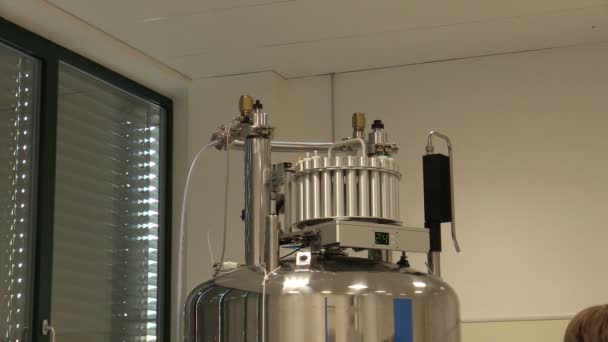 OLOMOUC, CZECH REPUBLIC, SEPTEMBER 28, 2018: Spektrometer resonansi magnetik nuklir NMR untuk analisis struktural proton genetik, molekul protein, pita lebar penelitian penyelidikan yang diamati — Stok Video