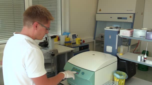 科学家给样品提供细菌样品液体 打开启动工作 显示按钮 离心机完整范围的台式实验室应用样品管 多个单位和 — 图库视频影像