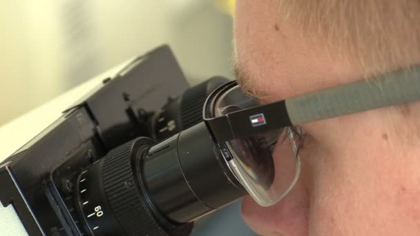 CESKE BUDEJOVICE, RÉPUBLIQUE TCHÈQUE, 2 SEPTEMBRE 2018 : Recherche scientifique en laboratoire au microscope avec un moderne dans l'échantillonneur à tubes, recherche scientifique sur les bactéries, regard — Video