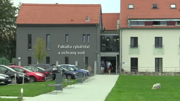 Vodnany, Tsjechische Republiek, September 2, 2018: gebouw van de Faculteit voor de visserij en Water bescherming van wateren, de Universiteit van Zuid-Bohemen in Vodnany, mensen-studenten, college bouw — Stockvideo