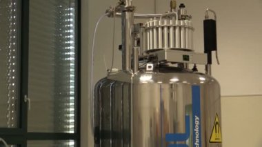 Olomouc, Çek Cumhuriyeti, 28 Eylül 2018: nükleer manyetik rezonans Nmr Spektrometreler yapısal analizi genetik proton, protein molekülleri, geniş bant gözlenen sonda iş için