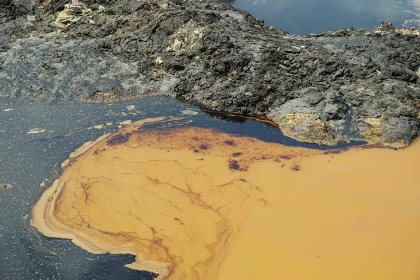 Ancien dépotoir déchets toxiques, effets de la nature du sol contaminé et de l'eau avec des produits chimiques et du pétrole, désastre environnemental, contamination de l'environnement, pollution du lagon pétrolier — Photo