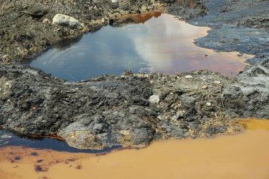 Kirlenme toprak ve su spot petrol kirliliği, eski döküm zehirli atık, kirlenmiş toprak ve su kimyasalları, çevre felaketi çevre, petrol lagün ile etkileri doğadan