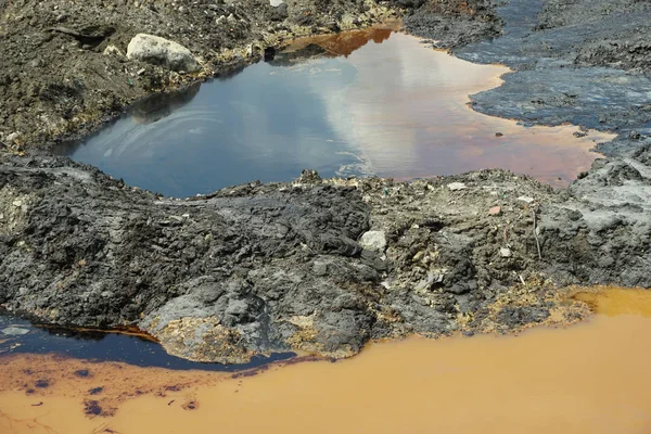 Contaminación contaminación del suelo y del agua contaminación por hidrocarburos, antiguos vertidos de residuos tóxicos, efectos de la naturaleza del suelo y del agua contaminados con productos químicos, medio ambiente catastrófico, laguna petrolífera —  Fotos de Stock