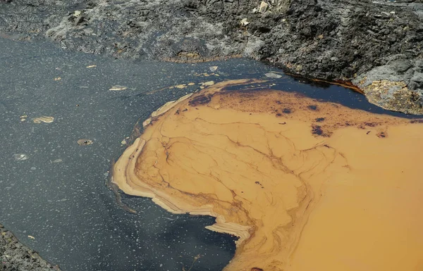 Verunreinigung von Boden und Wasser durch Ölverschmutzung, ehemalige Deponie Giftmüll, Auswirkungen auf die Natur durch kontaminierte Böden und Wasser mit Chemikalien, Umweltkatastrophe Umwelt, Öllagune — Stockfoto