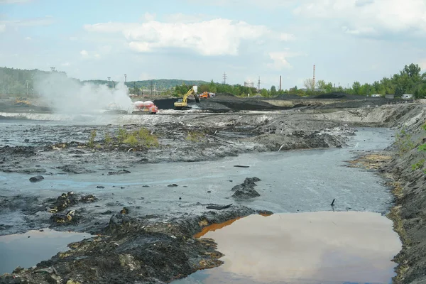 Ostrava, Tschechische Republik, 28. August 2018: Ölverschmutzung Liquidation Giftmüll der Sanierung giftige Schadstoffe, Bagger und chemische Reaktion — Stockfoto