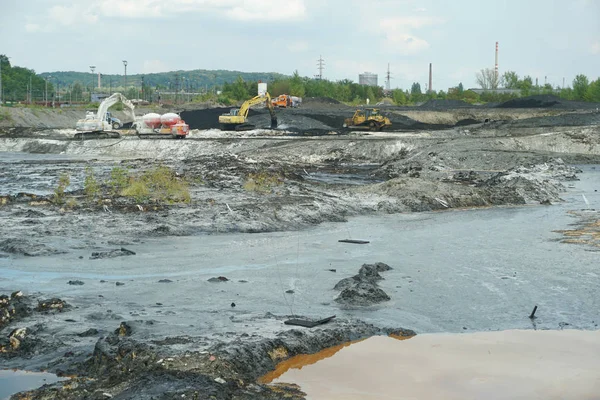 Ostrava, Tschechische Republik, 28. August 2018: Öl-Liquidation Giftmüll der Sanierung giftige Schadstoffe, Bagger und chemische Reaktion Verschmutzung — Stockfoto