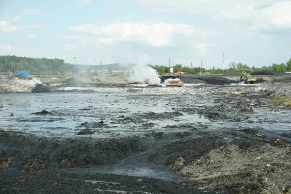 Ostrava, Tschechische Republik, 28. August 2018: Ölverschmutzung Liquidation Giftmüll der Sanierung giftige Schadstoffe, Bagger und chemische Reaktion — Stockfoto