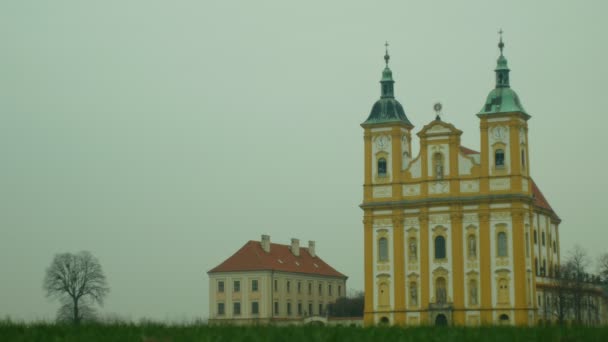 Zarándoklat templom Ocistovani Panny Marie téli fa, a Dub nad Moravou, repül madár varjú, Közép-Morvaország, Csehország, Európa — Stock videók
