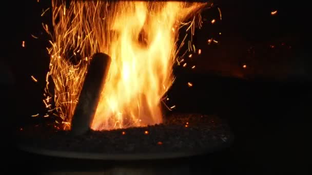 Pellets fuego quema con aserrín de abeto en la entrega esparcir paletas de madera bio a la caldera moderna industrial, chispas vuelan y llamas detalle fuego, biocombustibles hechos de combustible de biomasa comprimida — Vídeo de stock