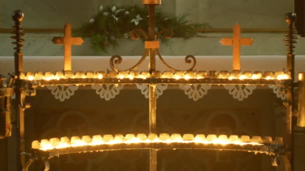 Olomouc, Česká republika, 6. ledna 2019: Hořící svíčky s svíčky v katolické církvi, neděle do tří králů, svíčka oheň plamen církevní křesťanské atmosféře po mši svaté 4k — Stock video