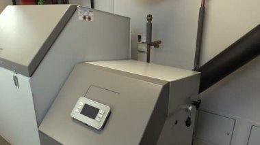 Kazan parçaları ile Ladin talaş kaba teslim biyo ahşap palet sıkıştırılmış madde organik biyokütle yapılan endüstriyel modern, biyoyakıt için alternatif yakıt granül enerji yakmak.