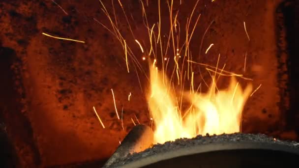 Пелети загоряються ялиновою тирсою в доставку розливають біологічні дерев'яні піддони до промислового сучасного котла, іскри вилітають і полум'я загоряють деталі, біопаливо виготовляється зі стисненого біомаси палива — стокове відео