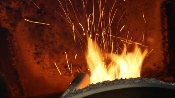 Pellets Vuur branden met vuren zaagsel in de levering strew bio houten pallets aan industriële moderne ketel, vonken vangbal en vlammen vuur detail, biobrandstoffen uit gecomprimeerde biomassa brandstof — Stockvideo