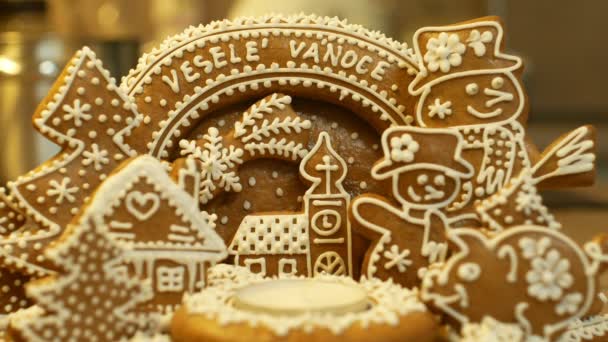 姜饼圣诞烛台与有趣的圣诞标志 树与教会 小猪和雪人蛋糕美丽 装饰与糖果白色与打鸡蛋白色 — 图库视频影像