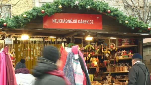 Brno, Tsjechië, December 21, 2018: Mensen op de komst van de kerstmarkt stall op het plein, verkoop van giften van houten producten en speelgoed voor kinderen, winter sjaals en hangers — Stockvideo