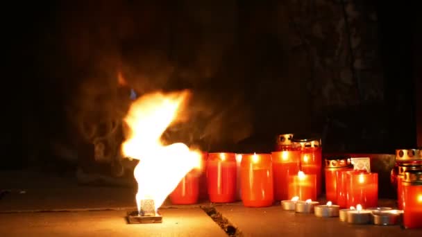 Hořící svíčky jako památník k smrti člověka, plameny z ohnivé oheň červené, místo na náměstí, magické místo s mystické poselství života za lidskost a láska k souseda — Stock video