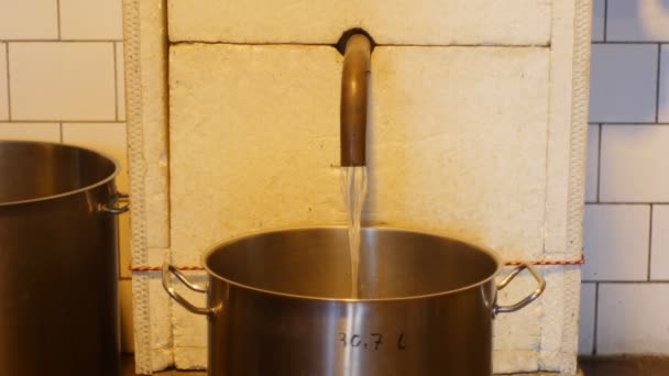 Licor de ameixa slivovitz tradicional checa, crescente destilaria para a produção de aguardente de ameixa por cozedura em uma caldeira a gás, vaso alambique durante o processo de destilação fluxo fresco, sistema de queima — Vídeo de Stock