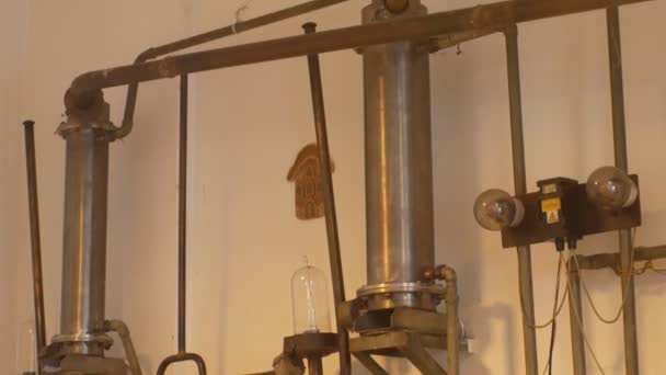 OLOMOUC, RÉPUBLIQUE TCHÈQUE, 30 SEPTEMBRE 2018 : Distillerie en croissance pour la production de cognac de prune par cuisson dans une chaudière à gaz, bouteilles de liqueur de prune slivovitz, système de fabrication simple brûlant — Video