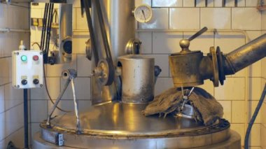 Olomouc, Çek Cumhuriyeti, 30 Eylül 2018: büyüyen damıtım Erik brendi bir gaz Kazan, Erik şişe içki slivovitz, basit üretim sistemi yanan ateş tarafından üretimi için