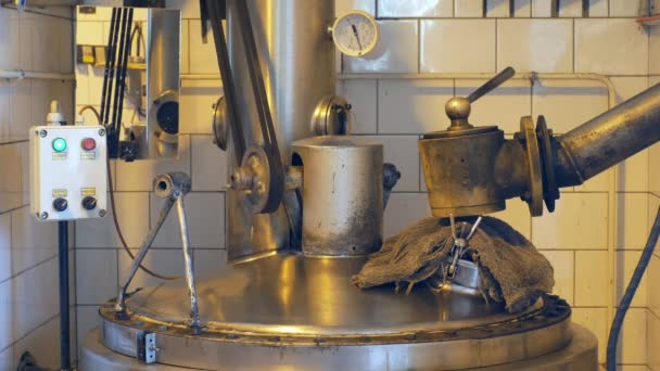 OLOMOUC, RÉPUBLIQUE TCHÈQUE, 30 SEPTEMBRE 2018 : Distillerie en croissance pour la production de cognac de prune par cuisson dans une chaudière à gaz, bouteilles de liqueur de prune slivovitz, système de fabrication simple brûlant — Video