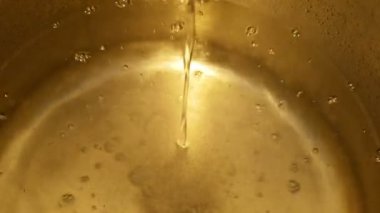 Erik brendi üretimi için damıtım tarafından ateş bir gaz Kazan içinde büyüyen imbik pot hala damıtma akışı taze erik sürecinde brandy çelik, Erik şişe içki slivovitz geleneksel