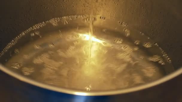 Pot fortfarande under processen för destillation, plommon sprit slivovitz traditionella tjeckiska, växande destilleriet för produktion av plommonkonjak genom bränning i en gaspanna, alembic flow färska, systemet bränning — Stockvideo
