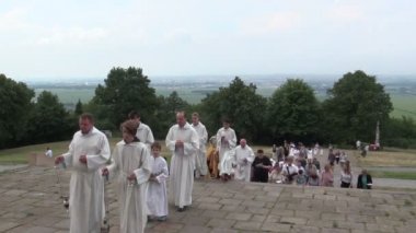 Olomouc, Çek Cumhuriyeti, 15 Nisan 2018: en kutsal vücut ve kan Mesih'in insanların vücut liturjik alayı nerede monstrance ayini rahip tarafından yapılmıştır