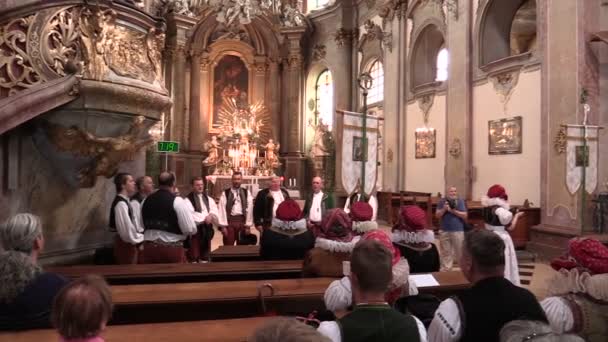 OLOMOUC, REPÚBLICA CHECA, 15 DE ABRIL DE 2018: Santísimo del Cuerpo y Sangre de Cristo Cuerpo de los Pueblos es la fiesta de la Iglesia Católica, coro cantando gente traje tradicional popular de Hana — Vídeo de stock