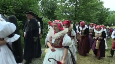 Olomouc, Çek Cumhuriyeti, 15 Nisan 2018: kalabalık hac insan Hana geleneksel halk kostüm yol Olomouc Svaty Kopecek üzerinde kutlamaları tatil mutlu insanlar