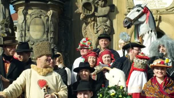 OLOMOUC, REPÚBLICA CHECA, 29 de febrero de 2019: Carnaval Masopust celebración máscaras festival herencia plaga columna, celebración étnica tradicional eslava, invierno asociado con trajes populares máscara — Vídeos de Stock