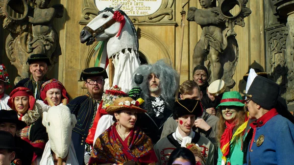 Olomouc, Çek Cumhuriyeti, 29 Şubat 2019: karnaval Masopust kutlama maskeleri festival miras veba sütunu, geleneksel Slav etnik kutlama, halk kostümleri maskesi ile ilişkili kış