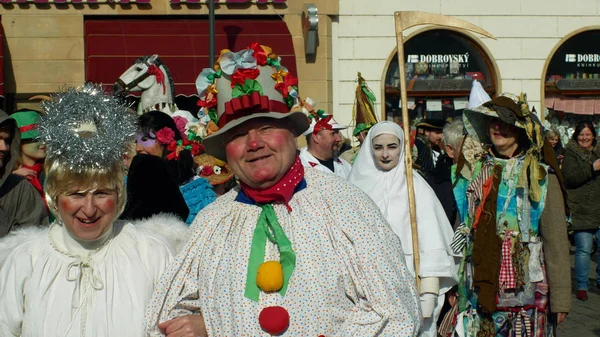 Όλομουτς, Τσεχική Δημοκρατία, 29 Φεβρουαρίου, 2019: Φεστιβάλ παρέλαση του καρναβαλιού Masopust γιορτή μάσκες, παραδοσιακά σλαβική εθνοτικές γιορτή, χειμώνα που συνδέονται με παραδοσιακές ενδυμασίες μάσκα δρεπάνι του θανάτου — Φωτογραφία Αρχείου