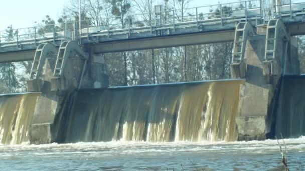 Vertedero el río Morava, central hidroeléctrica, en invierno congelada el agua que fluye hacia abajo con el hielo y carámbanos, compuertas de esclusa y compuertas, Central de Moravia, República Checa, Europa — Vídeos de Stock