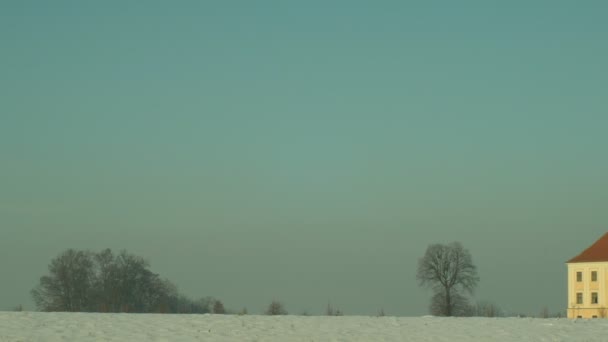 Pielgrzymka Kościół Panny Marii Ocistovani w śniegu zimą, w Dub nad Moravou, samotne drzewo w pole magia piękny i miły krajobraz, zabytkową architekturę barokową landmark Czeska — Wideo stockowe