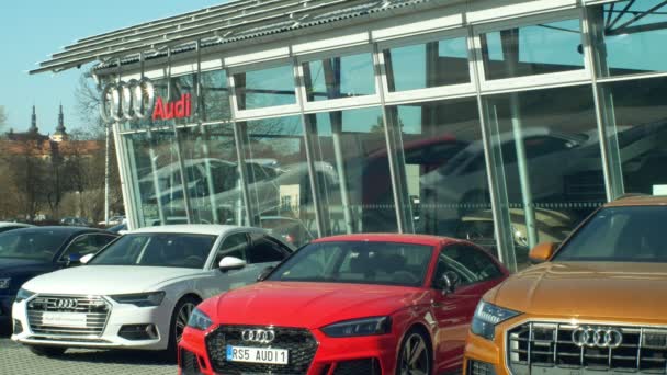 Olomouc, Çek Cumhuriyeti, 30 Ocak 2019: Audi araç showroom camlı marka satış mağazası ve mağaza, zengin insanlar, son derece düşünceli ergonomi ve tasarımı, geleneksel Alman için lüks logo araba — Stok video